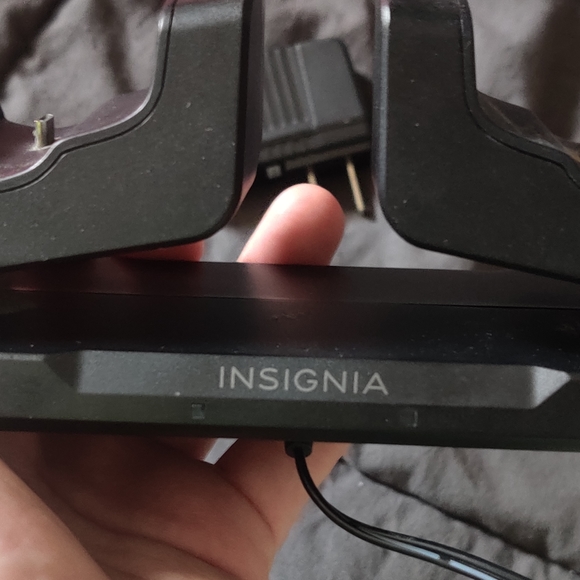 Insignia Xbox Controller Charging Doc - Picture 3 of 3